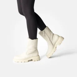 Ankle boot with lambskin