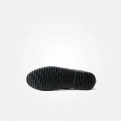 Sneaker with removable footbed