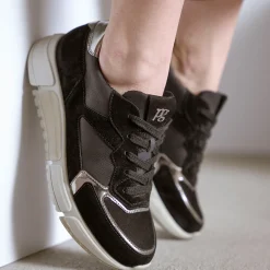 Sneaker with removable footbed