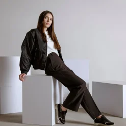 Sneaker with removable footbed