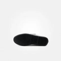 Sneaker with removable footbed