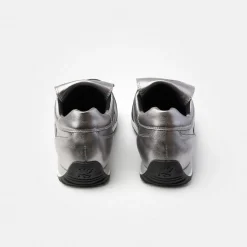 Sneaker with removable footbed