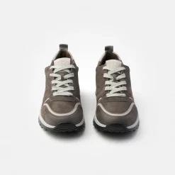 Sneaker with removable footbed