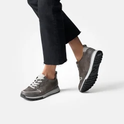 Sneaker with removable footbed