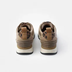 Sneaker with removable footbed