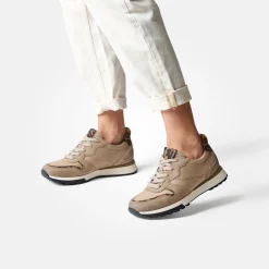 Sneaker with removable footbed