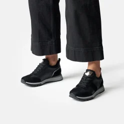 Sneaker with removable footbed