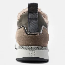 Sneaker with removable footbed